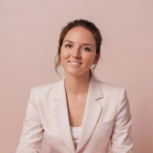 Julie Perrouse, ostéopathe D.O à Tourrette-Levens. diplômée, souriante dans son cabinet.