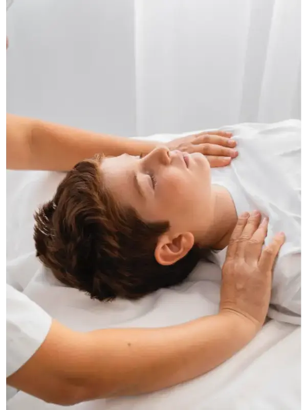 Prise en charge ostéopathique d'un jeune garçon pour des troubles de la posture.